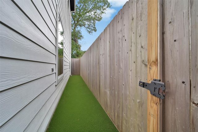 814 Thornton Road G, Houston, TX 77018