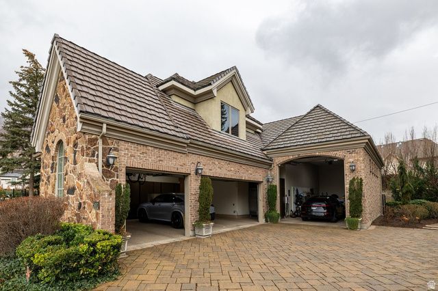 5083 S CLARENDEN PL, Holladay, UT 84117