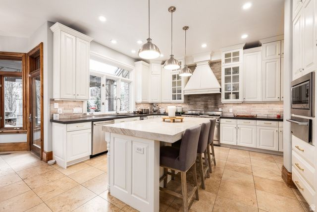 5083 S CLARENDEN PL, Holladay, UT 84117