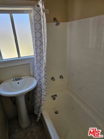 1129 E 71st Street, Los Angeles, CA 90001
