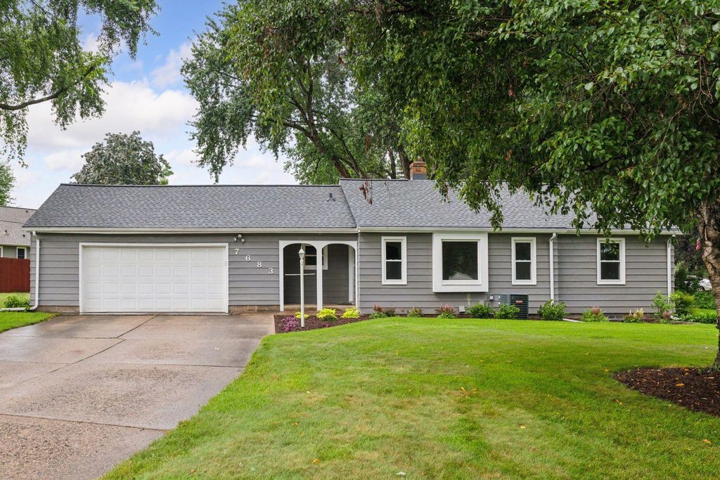 7683 Stillwater Way N, Oakdale, MN 55128