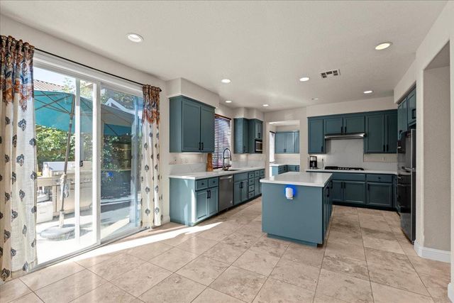 1400 Cliff Swallow Dr, Patterson, CA 95363