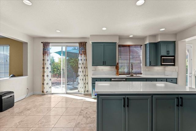 1400 Cliff Swallow Dr, Patterson, CA 95363