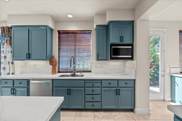 1400 Cliff Swallow Dr, Patterson, CA 95363
