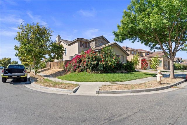 1400 Cliff Swallow Dr, Patterson, CA 95363