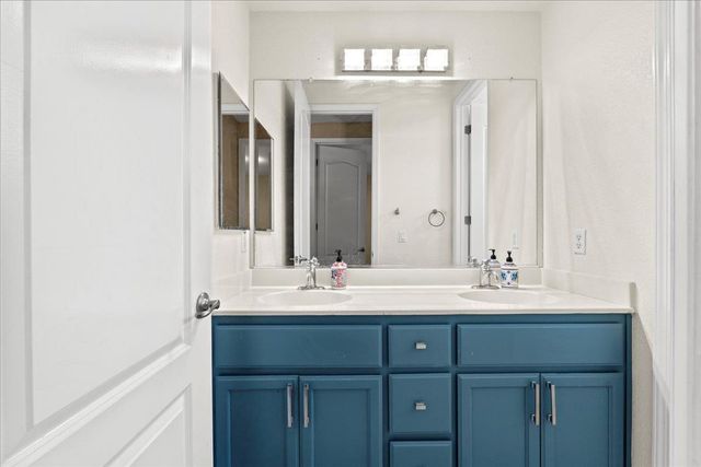 1400 Cliff Swallow Dr, Patterson, CA 95363
