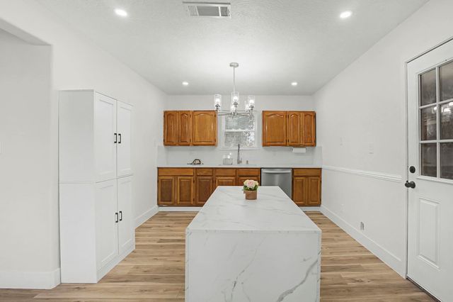 3125 South Dr, Groves, TX 77619