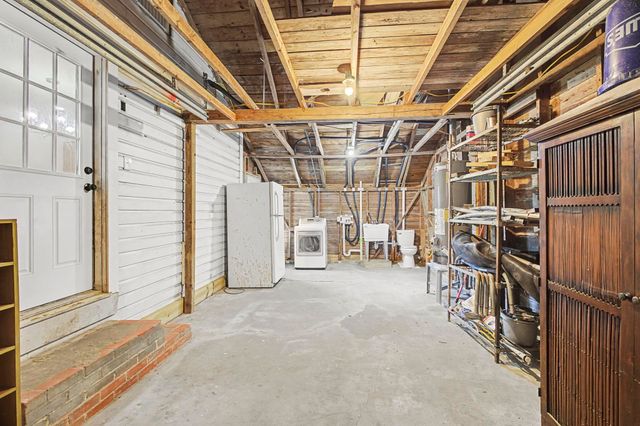 3125 South Dr, Groves, TX 77619