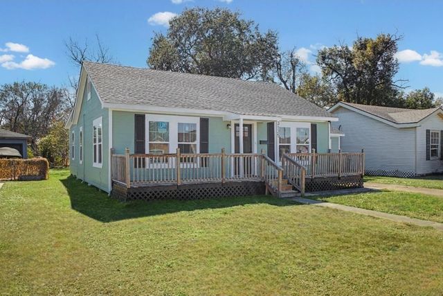 3125 South Dr, Groves, TX 77619