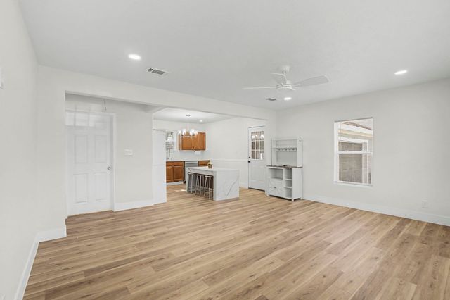 3125 South Dr, Groves, TX 77619