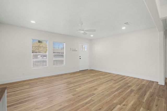 3125 South Dr, Groves, TX 77619