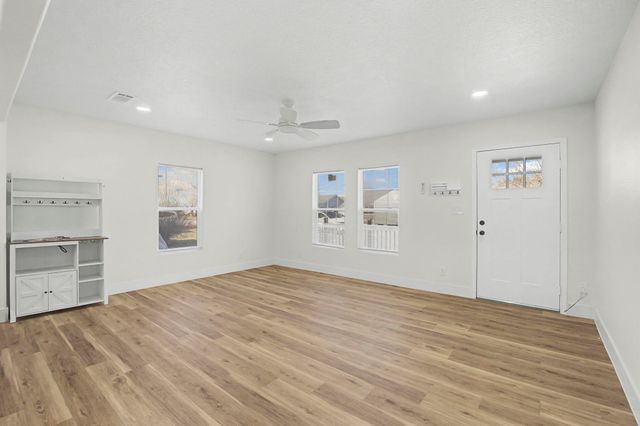 3125 South Dr, Groves, TX 77619