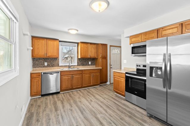 305 Greystone Avenue N, Oakdale, MN 55128