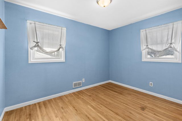 305 Greystone Avenue N, Oakdale, MN 55128