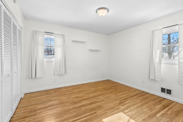 305 Greystone Avenue N, Oakdale, MN 55128