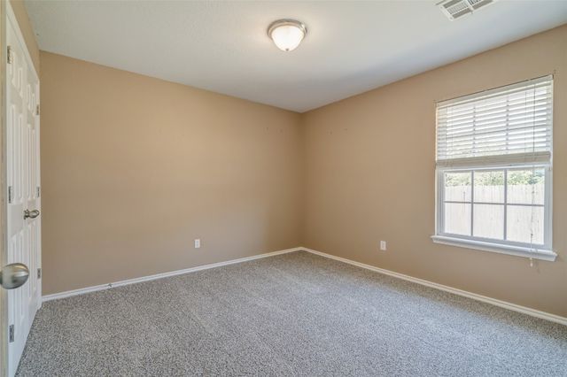 1029 Switzerland Avenue, Yukon, OK 73099