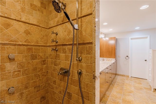 8 Louis Drive, Pepper Pike, OH 44124