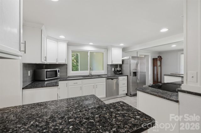 104 31st Avenue NE, Hickory, NC 28601