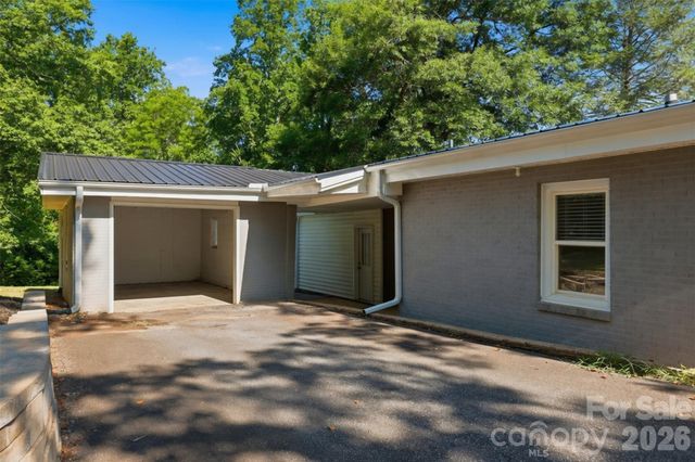 104 31st Avenue NE, Hickory, NC 28601