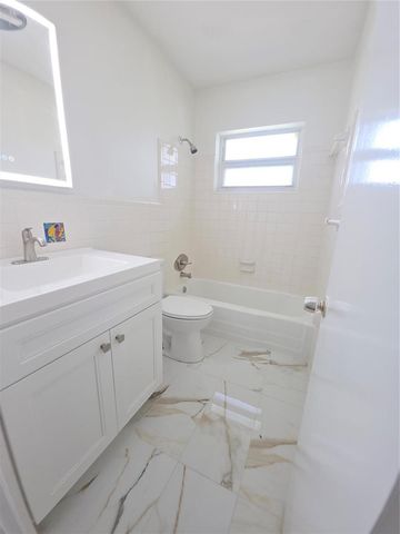 2131 NE 42nd Court 208e, Lighthouse Point, FL 33064
