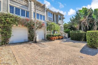 993 8th ST S 2, Naples, FL 34102