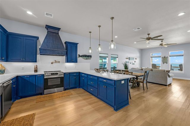 1240 Gulf Road, Crystal Beach, TX 77650