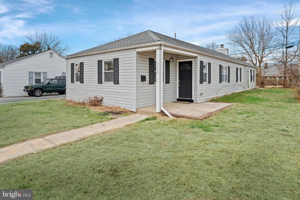 704 HARWOOD RD, Wilmington, DE 19804