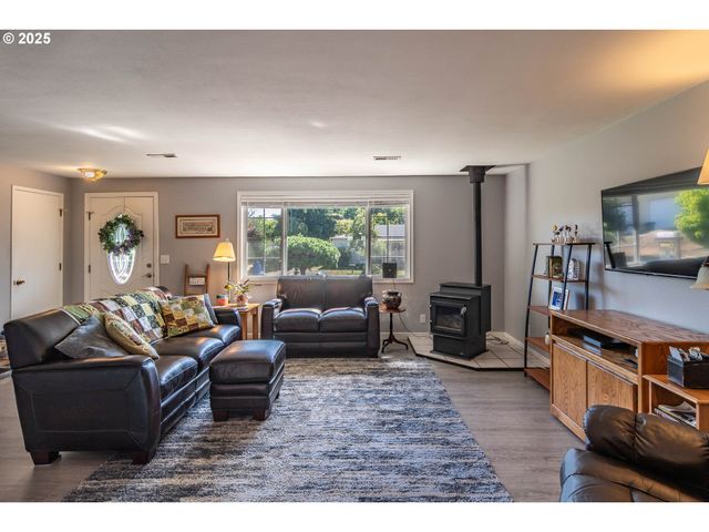 962 Nw KEASEY St, Roseburg, OR 97471