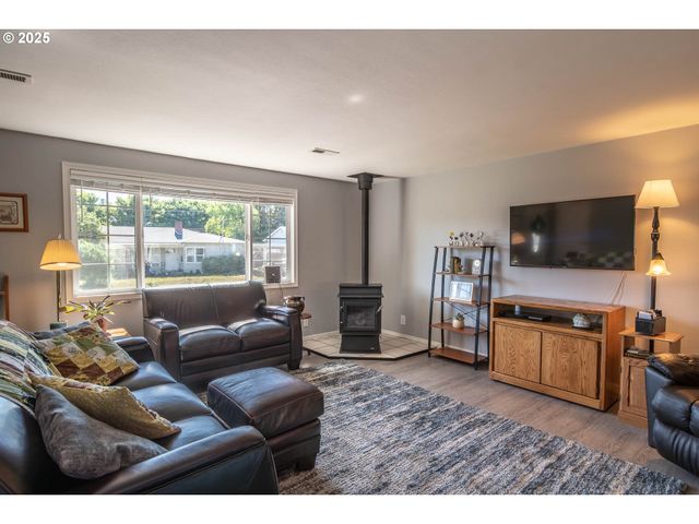 962 Nw KEASEY St, Roseburg, OR 97471