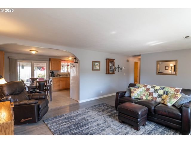 962 Nw KEASEY St, Roseburg, OR 97471