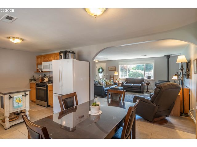 962 Nw KEASEY St, Roseburg, OR 97471