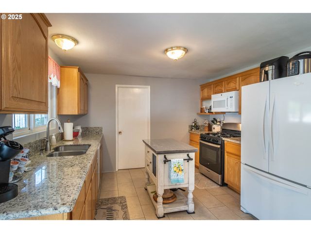 962 Nw KEASEY St, Roseburg, OR 97471