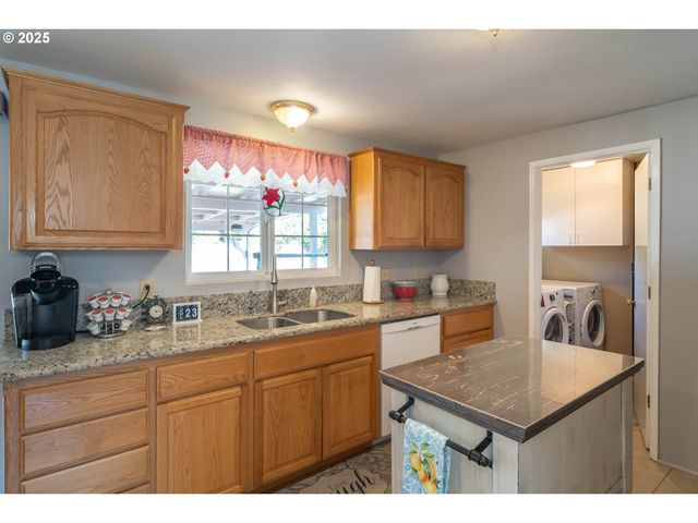 962 Nw KEASEY St, Roseburg, OR 97471