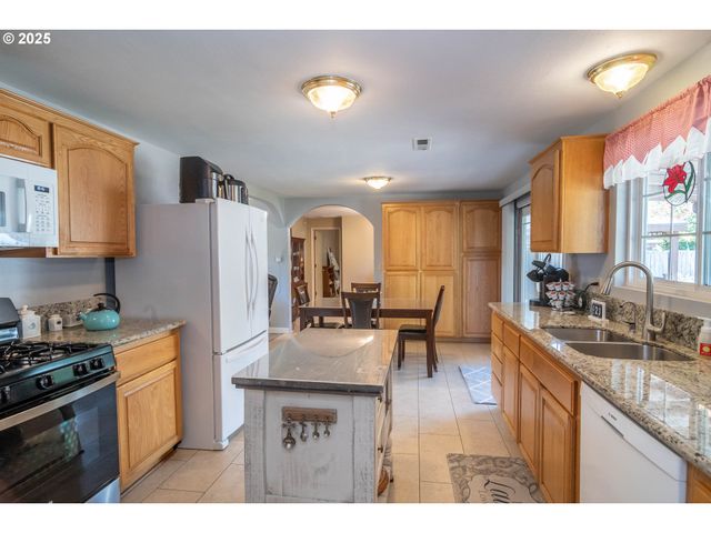 962 Nw KEASEY St, Roseburg, OR 97471