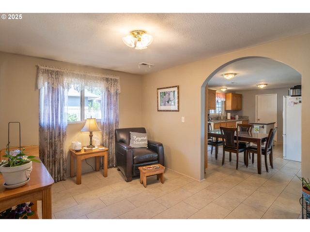 962 Nw KEASEY St, Roseburg, OR 97471