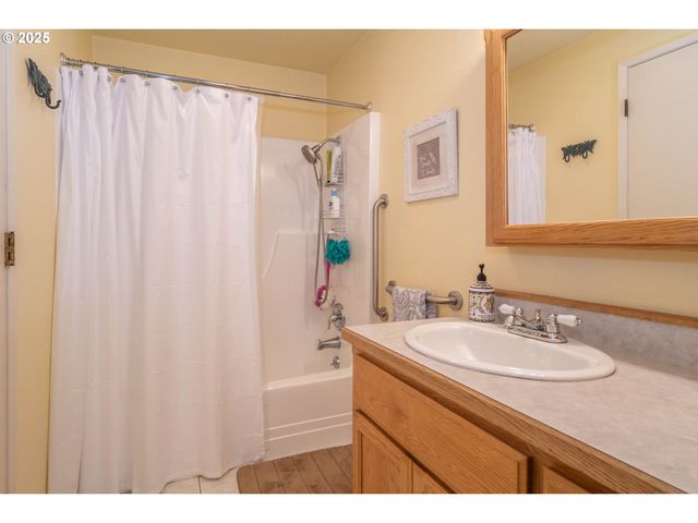 962 Nw KEASEY St, Roseburg, OR 97471