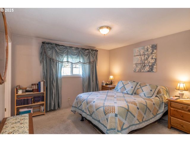 962 Nw KEASEY St, Roseburg, OR 97471