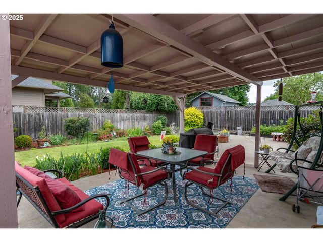 962 Nw KEASEY St, Roseburg, OR 97471