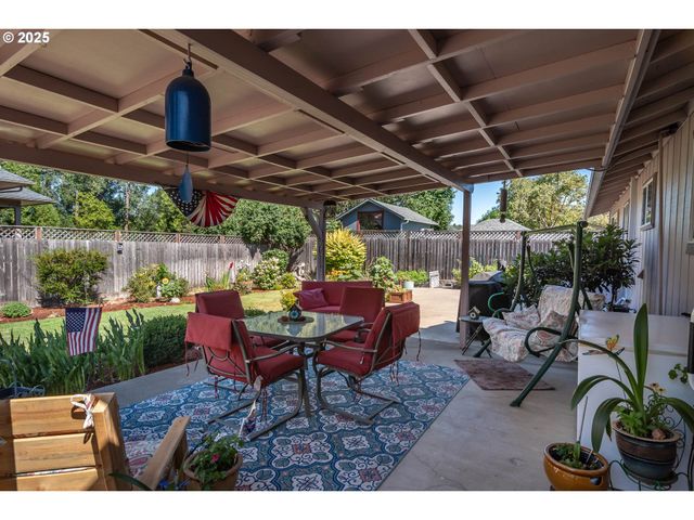 962 Nw KEASEY St, Roseburg, OR 97471