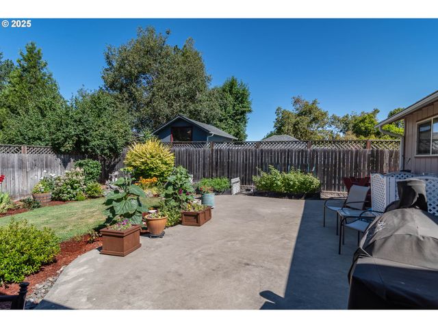 962 Nw KEASEY St, Roseburg, OR 97471