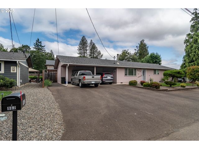 962 Nw KEASEY St, Roseburg, OR 97471