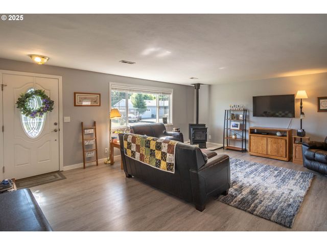 962 Nw KEASEY St, Roseburg, OR 97471