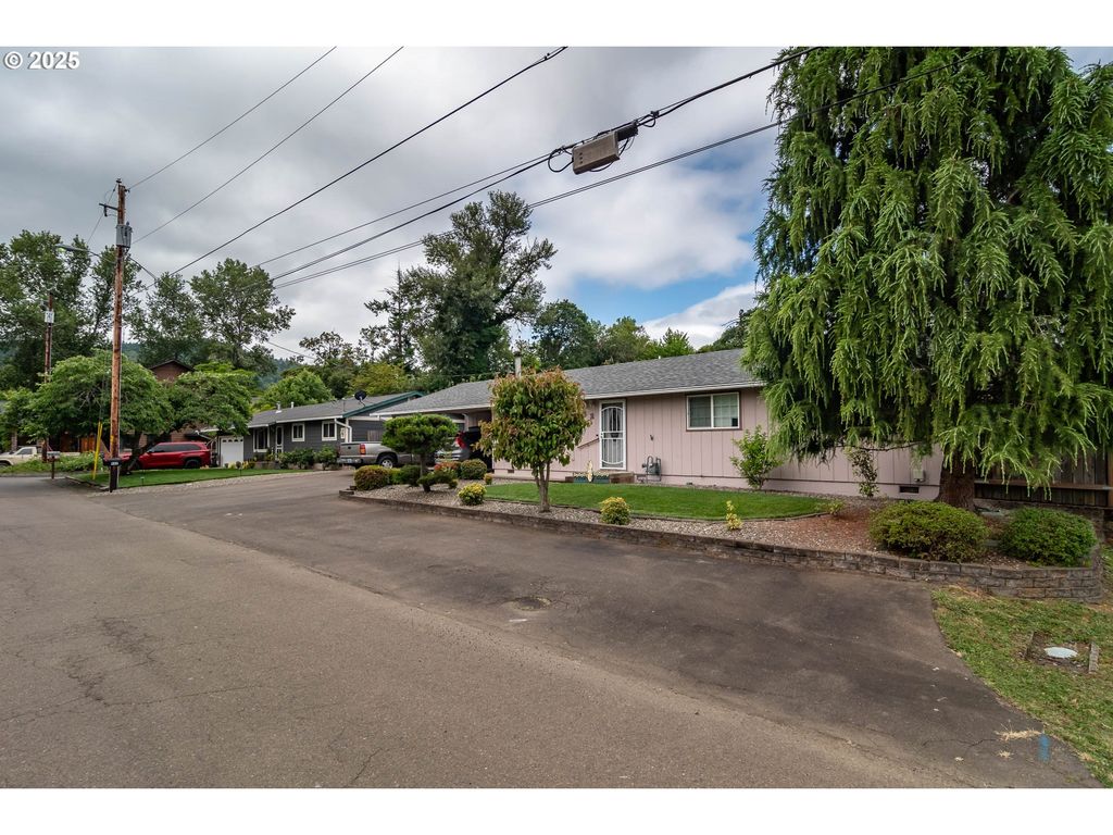 962 Nw KEASEY St, Roseburg, OR 97471