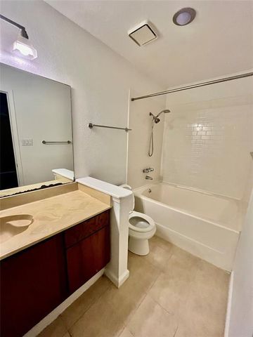 1705 Crossing PL 132C, Austin, TX 78741