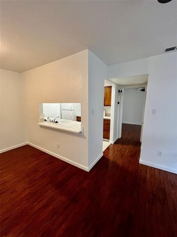 1705 Crossing PL 132C, Austin, TX 78741