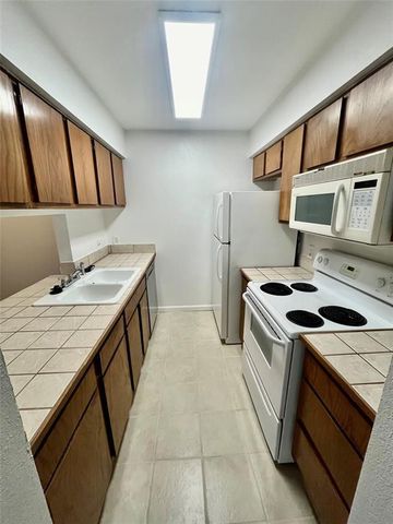 1705 Crossing PL 132C, Austin, TX 78741