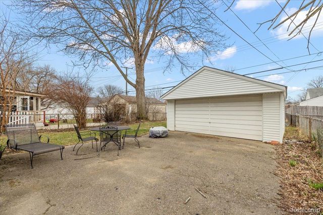 26097 Brettonwoods Street, Madison Heights, MI 48071