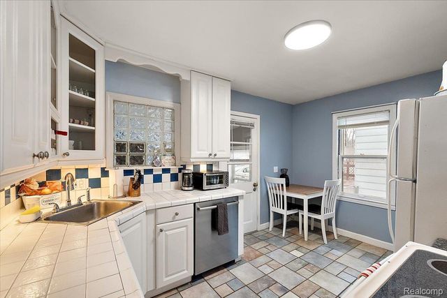 26097 Brettonwoods Street, Madison Heights, MI 48071