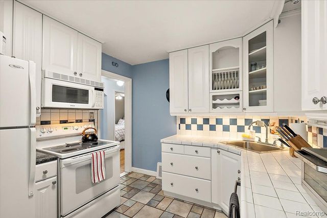 26097 Brettonwoods Street, Madison Heights, MI 48071