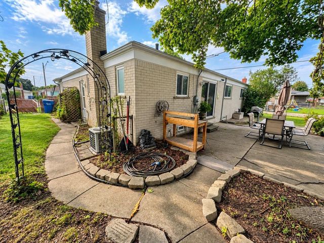 32228 Columbus Drive, Warren, MI 48088
